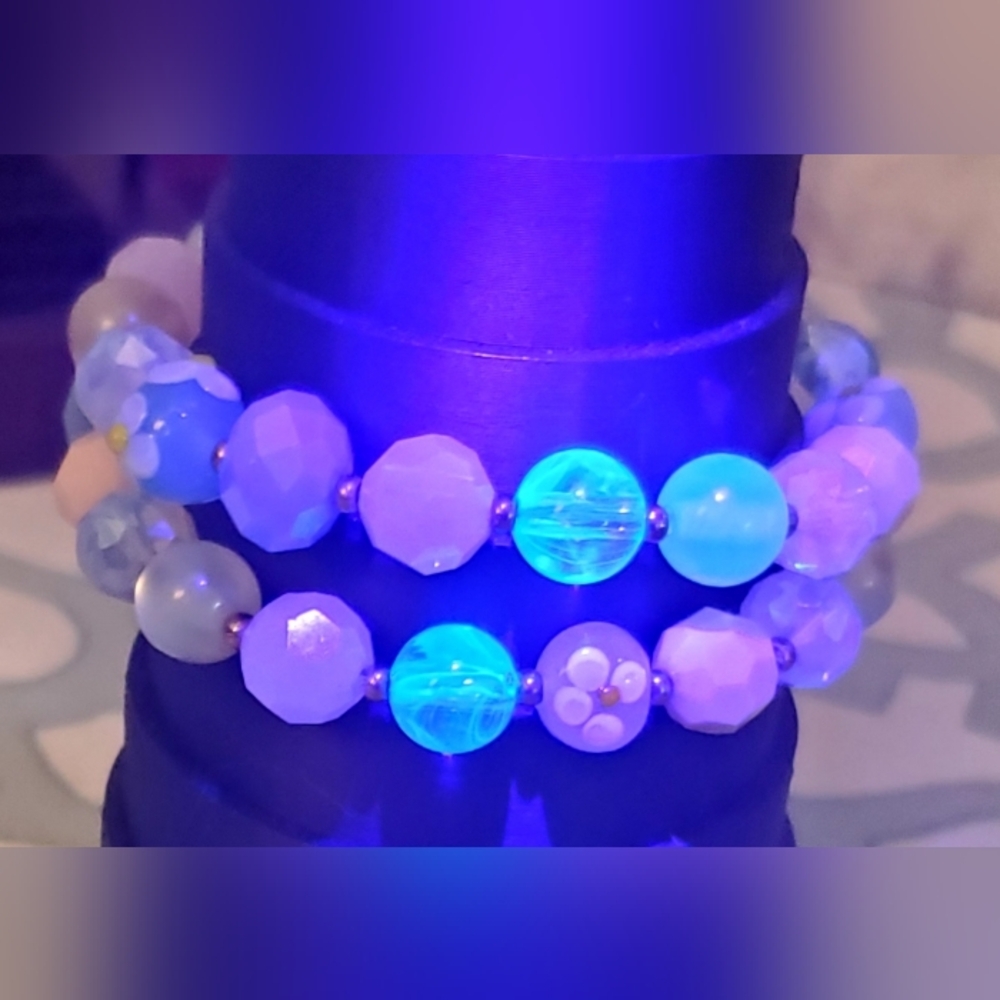 2 Beautiful Faceted Stone Beads Bracelet Floral Accents. Set Of 2. - Picture 3 of 9